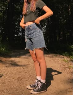 Summer Aesthetic Fashion, Outfits For Summer Aesthetic, Aesthetic Looks Summer, 80s Outfit Summer, Femme Summer Outfits, Hipster Summer Outfits, Wide Shorts Outfit, Small Town Outfits, 90s Inspired Jean Shorts For Summer