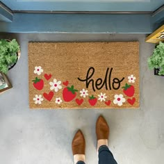 Doormat - Strawberry Doormat With Flowers Spring Doormat Diy, Summer Door Mat Diy, Valentines Day Doormat, Spring Door Mat Ideas, Interchangeable Door Sign, Spring Doormat Ideas