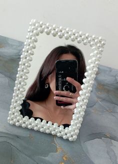 Pearl Mirror Diy, Craft Mirror Ideas, Pearl Crafts Ideas, Make Mirror Frame, Make A Mirror Frame, Frame For Mirror, Mirror Frame Ideas, Pearl Ideas, Pearl Mirror