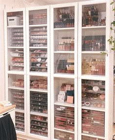 Beauty Closet Organization, Preppy Vanity, Vanity Essentials, Makeup Studio Decor, Rangement Makeup, Penyimpanan Makeup, Makeup Beauty Room, Makeup Collection Goals, Organizing Life