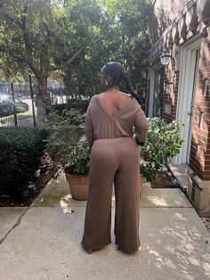 This effortlessly chic brown jumpsuit features a relaxed fit with wide-leg trousers and oversized front pockets. The off-shoulder neckline adds a touch of casual elegance, making it perfect for both daytime outings and relaxed evening affairs. Its versatile design balances comfort and style for a look that’s as laid-back as it is sophisticated. Casual Solid Wide Leg Pants For Going Out, Casual Wide Leg Pants For Going Out, Casual Off-shoulder Strapless Jumpsuit For Spring, Solid Color Wide Leg Jumpsuits And Rompers For Loungewear, Solid Color Wide Leg Jumpsuits For Loungewear, Wide-leg Jumpsuits For Loungewear, Wide Leg Loungewear Jumpsuit, Chic Wide Leg Jumpsuits And Rompers For Day Out, Chic Wide Leg Jumpsuits For Day Out