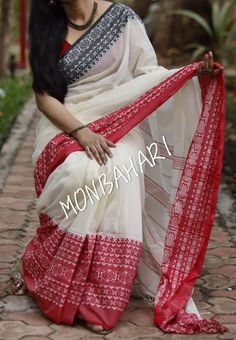 Traditional Bengali Pure Khadi Begumpuri Saree with two different color-black and red border commonly called "Ganga Jamuna par",in simple but elegant plain White body.The Red wide Border,and the black border both have authentic Handwoven Begumpuri work.Pure Khadi cotton weaving gives you a simply pretty look and summer friendly comfort. Easyly managble for aged ones also. Bengali Cotton Saree, Saree Aesthetics, New Saree Collection, Suit Neck Design, Block Printed Saree, Saree Styling, Bengali Saree, Khadi Cotton Saree, Cotton Saree Designs