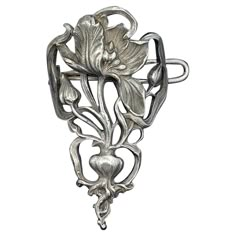 THIS IS A GORGEOUS FRENCH ART NOUVEAU SCARF PIN BROOCH IN SILVER WITH A BEAUTIFUL OPEN WORK REPOUSSE DESIGN OF A POPPY FLOWER WITH STUNNING LEAF, BUD AND SCROLLING FLOWER MOTIFS. This is just an elegant antique silver poppy flower motif scarf brooch with exquisite Art Nouveau design. The French Art Nouveau jewels are of the highest quality with absolutely exquisite design - this one is so very special. It epitomizes the Art Nouveau period's love of nature and flower inspired jewels with the scro Art Nouveau Insects, Art Nouveau Hair Pin, Art Nouveau Brooch, Art Nouveau Sculpture, Art Nouveau Jewelry Vintage, Art Nouveau Iris, Art Nouveau Poppy, Flower Art Nouveau, Scarf Brooch