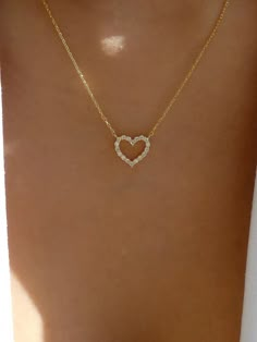 Color: Gold Gender: Women Material: Zinc Alloy Quantity: 1 piece Style: Fashionable Details: Heart, Rhinestone Type: Pendant Necklaces IN Length 16.8-18.7 This data was obtained from manually measuring the product, it may be off by 1-2 CM. قلادات متدلية, Cute Jewellery, Preppy Jewelry, Pretty Jewelry Necklaces, Jewelry Accessories Ideas, Girly Accessories, Classy Jewelry, Pretty Necklaces, Fancy Jewellery