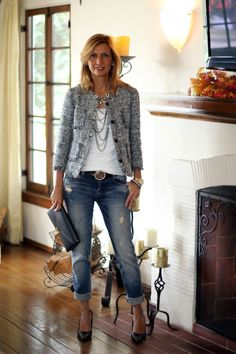 Boucle Jacket. Doesn't this woman look great? Over 40 Outfits, Mode Chanel, Preppy Fall, Boucle Jacket, Boyfriend Jean, Fashion Days, Classic Jacket, Outfit Trends, Blazer Outfits