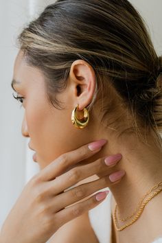 ⭐ Super Chunky Gold Hoop Earrings - Gold Fill Chunky Earrings - Extra Thick Oval Gold Hoops - Lightweight Gold Chunky Hoops   ⭐ MEASURE & WEIGHT * Length 30mm, Width 25mm * Weight 0.35oz (10g) for a pair - Super lightweight hollow design ⭐ Check out silver color here https://www.etsy.com/listing/798464176/thick-chunky-silver-plated-hoop-earrings?ref=shop_home_active_3&frs=1&crt=1  ⭐ MATERIAL & QUALITY: ✅Hypoallergenic ✅Water Resistant ✅Tarnish Resistant (More than 10 times ticker) * At J Banzi J Gold Earrings Chunky, Chunky Small Hoop Earrings For Gift, Chunky Huggie Earrings Gift, Chunky Hoop Earrings As A Gift, Chunky Hoops Earrings, Ball Earrings Gold, Gold Chunky Earrings, Chunky Gold Earrings, Thick Gold Hoop Earrings