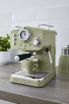 Green Retro Coffee Machine Coffee Bar Ideas Kitchen Counter, Coffee Bar Station, Retro Cafe, Espresso Maker, Coffee Station, Espresso Coffee, Boho Home