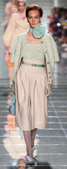 Marc Jacobs Spring-summer 2019 - Ready-to-Wear - http://www.orientpalms.com/Marc-Jacobs-7286 - ©ImaxTree Marc Jacobs Clothes, Everyday Outfits Summer, Fashion Style Women, Spring Street Style, Style Women, Womens Fashion Casual, Spring Summer Fashion