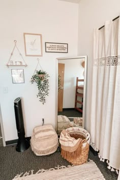 best dorm room decor Macrame Dorm Room, Boho Room Essentials, Gcu Apartment Room Ideas, College Dorm Room Ideas Luxury, College Apartment Decor Neutral, Gcu Apartment Ideas, Cozy Dorm Room Ideas Aesthetic, Gcu Dorm Room Ideas, Neutral Dorm Room Ideas Boho