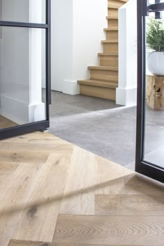 Met onze eiken houten overzettreden en stootborden is uw trap eenvoudig te renoveren. Tile To Wood Transition, California Beach House, Tiled Hallway, Herringbone Wood Floor, Living Room Door, Flooring Inspiration, Home Entrance Decor, Home Design Living Room, Living Room Flooring