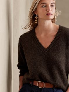 Perfectly plush, this feathersoft sweater is made from our customer-favorite fabrication — deliciously cozy, luxurious cashmere spun for a unique bouclé texture and lightly fuzzed finish.  RELAXED FIT: Expertly cut for a loose fit.  GOOD CASHMERE Modest Casual Outfits, Fitting Room, Fall Winter Wardrobe, Womens Cashmere, Fitted Sweater, Cashmere Sweater, Long Sweaters, Cashmere Sweaters, The Well