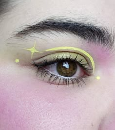 Kawaii Graphic Liner, Fun Liner Makeup, Pink Graphic Liner Hooded Eyes, Simple Colored Eyeliner Makeup, New Years Graphic Eyeliner, Simple Fun Eye Makeup, Fun Eyeliner Designs, Easy Cool Makeup Looks, Simple Graphic Eyeliner Ideas