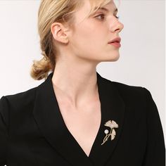 Gold-plated streamer micro dream series high-end brooch Product Details Size:5.3*3.3cm,Bottom needle length 3.8cm Material: gold plated，Zirconia，pearl Product features: Simplicity can also interpret beautiful highlight moments. The low-key 18k gold plating and selected high-quality pearls create a minimalist charm. The dazzling zircon is fully radiated with unique personality, which perfectly interprets the image of fashionable, luxurious and modern urban women. Diamond Brooch, Gold Work, Pearl Brooch, Rhinestone Brooches, Blue Rhinestones, Beauty Accessories, Flower Brooch, High Jewelry, Flower Shape