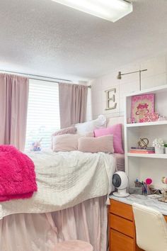 girls dorm room Tennessee Dorm Room, Pink Room Aesthetic Decor, Pink And White Dorm Room, Girly Dorm Room Ideas, Asu Dorm, Pink College Dorm, Preppy College Dorm, Dorm Room Ideas Pink, Pink Dorm Room Ideas