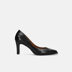 Stylish pumps with a narrow square toe and plate heel. A pair of easy-to-use shoes with a casual feel due to the edge design. Black G, Wooden Pattern, Foot Pain, Edge Design, Pumps, Square, Heels, Leather, Black