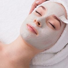 Face Peeling, Peeling Facial, Homemade Facial Mask, Tumeric Face Mask, Peeling Mask, Laser Clinics, Homemade Facials, Face Mask Recipe, Glow Skin