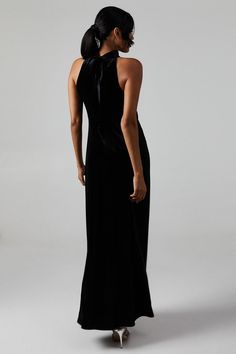 Elegant halterneck design with gathered detail at the neckline Sleek bias cut silhouette for a flattering fit Floor-sweeping maxi length for a dramatic look Luxurious velvet fabric with a subtle sheen Sophisticated open back detail for added allure Make a striking impression as part of the bridal party in this stunning velvet halter maxi dress from Oasis. The bias cut silhouette gracefully skims your curves, while the gathered halterneck adds a touch of sophistication. Perfect for bridesmaids, this dress exudes elegance and charm. Style with delicate strappy heels and minimalist jewellery to complement the dress's refined aesthetic. For a cohesive bridal party look, coordinate with matching accessories in the chosen wedding colour palette. This versatile piece ensures you'll feel confide Dresses Velvet, Work Wear Outfits, Minimalist Jewellery, Oasis Dress, Refined Aesthetic, Wedding Colour, Maxi Bridesmaid Dresses, Halter Maxi Dress, Halter Maxi