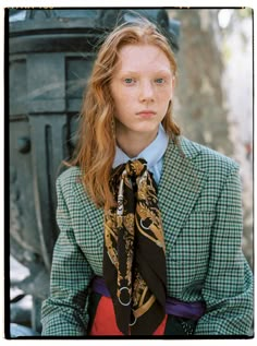 Tie Photography Ideas, Styling Scarf, Kitsch Fashion, Scarf Outfits, Winter 2024 Fashion, Modern Street Style, Scarf Trends