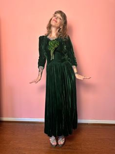 Velvet dress.  Roomy, flowy vintage dress.  Handmade beauty.  Great condition.  Vibrant green velvet. Boho Velvet Dress, Green Vintage Formal Dress, Vintage Long Sleeve Green Dress, Vintage Green Formal Dress, Vintage Fitted Velvet Dress, Fitted Vintage Velvet Dress, Green Velvet Dress For Wedding, Velvet Vintage Dress For Vintage Events, Vintage Velvet Wedding Dress