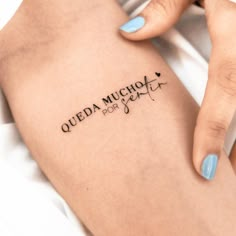 a woman's arm with a tattoo that reads queda mundia por serito