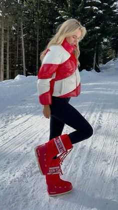 #winteroutfits #moonboots #aspenoutfits #vailoutfits #parkcityoutfits #skitrip Green Moonboot Outfit, Red Moonboot Outfit, Pink Moonboot Outfits, Ski Nails, Moon Boots Outfit Style, Moon Boot Outfit, Moonboots Outfits, Ski Vacation Outfits, Ski Moon Boots