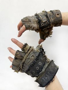 #postapo #gloves Gloves Apocalyptic, Yaelokre Clothes, Postapocalyptic Style Woman, Yaelokre Outfit, Apocalyptic Aesthetic Outfits, Salvage Punk, Apocalypse Aesthetic Outfit, Ragged Clothes, Torn Clothing