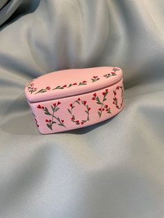 Hand painted jewelry box. Personalize this Valentine's Day gift with a name, initials, monogram or date!  Message me with any questions Coffin Trinket Box Wood, Jewelry Box Decoration Ideas, Heart Shaped Box Painting Ideas, Painted Trinket Box Ideas, Cute Wooden Boxes Painted, Homemade Valentine’s Day Gifts, Heart Box Painting Ideas, Painting A Box Ideas, Jewelry Box Ceramic