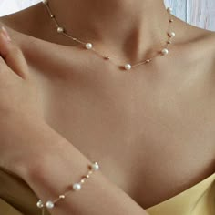 Multiple Pearl Necklace and Bracelet Set, Dainty Minimalist Pearls Choker, Bridesmaid Gift, Wedding Necklace, Birthday Gift for Her, Christmas Gift S H O W ∙ Y O U R ∙ S T Y L E 😍 UNIQUE ♥ Crafted with handmade natural pearls and 18K gold plating, this beautiful necklace and bracelet is a versatile accessory for her, perfect for daily wear or special occasions. 🎁 PERFECT GIFT ♥ Surprise your loved ones with this exclusive gift, ideal for bridesmaids, weddings, birthdays, or Christmas celebrati Pearl Wedding Sets Jewelry, Girly Necklace Aesthetic, Elegant Jewellery Classy, Gold Chain With Pearls, Pearl Jewellery Aesthetic, Cute Chains For Women, Elegant Pearl Necklace, Pearl Accessories Wedding, Elegant Accessories Jewelry