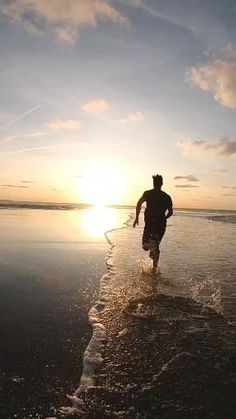 𝓖𝓯𝔁 𝓣𝓪𝓵𝓱𝓪 Running On The Beach Aesthetic Video, Walking On The Beach Video, Beach Boy Aesthetic, Running Videos, Videos For Edits, Beach Hostel, Run Happy Quotes, Feel The Music, Boy Walking