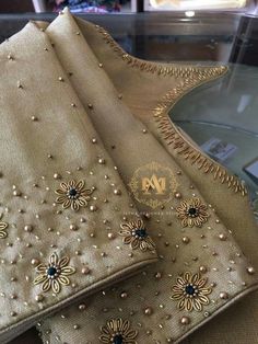 Zardosi Flower, Couture Dior, Blouse Maggam Work, New Saree Blouse Designs, Cutwork Blouse Designs, Simple Embroidery Designs, Wedding Blouse Designs, Blouse Embroidery