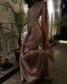 Pose Ideas In Saree, Desi Baddie Aesthetic, Haldi Saree Outfit, Saree Asethic Pic, Formal Saree Look, Poses For Indian Outfit, Aesthetic Poses In Saree, Sari For Farewell, Saree Aesthetic Poses