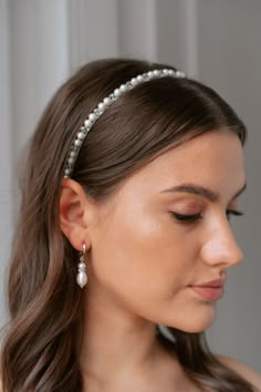 Dainty Bridal Headband, Simple Bridal Hair Accessories, Pearl Headband Wedding Short Hair, Hair Band Wedding Hairstyles, Simple Bridal Hairstyles Down, Pearl Headband Hairstyles Wedding, Pearl Headband Wedding Hair Down, Bridal Hair Pearl Headband, Simple Wedding Hair Headband