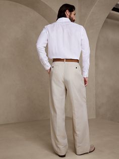 Effortlessly cool and expertly tailored, these relaxed puddle pants are crafted from a lightweight blend of luxurious linen and soft viscose for warm-weather appeal.  RELAXED FIT: Tailored for the at-ease fit of traditional trousers, but with the wid Puddle Pants, Mens Fashion Blog, Best Mens Fashion, Suit Pant, How To Hem Pants, Luxury Linen, Wool Fabric, Modern Man, Natural Linen