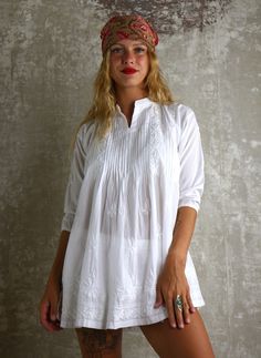 COMFORTABLE white beach or city dress with handmade cotton embroidery is very easy to wear. this super soft cotton is very pleasant in all seasons! for a beach outing with a swimsuit, by the pool, in the evening for a restaurant with jeans or shorts! .. under pullover also... VERSATILE soft 100% cotton white dress is very popular tunic for lazy days in your house, to go shopping or even for a party.. the embroidery is incredible. it is an elegant piece, which requires a unique know-how. TIMELESS classic casual women dresses. All season cotton tunic with handmade embroidery for beach or city wear, elegant and simple, to wear in all circumstances. This is an ancestral Indian HANDMADE technique. Model size: 170 cm CHOOSE YOUR SIZE : 34: Bust size: 80 CM Sleeve: 34 CM Length: 74 CM Cleaning: b