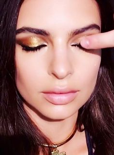 BRONZE STAR ⚡️⚡️⚡️ The DIVINE Emily Ratajkowski giving me LIFE in 'METALMORPHOSIS 005' metallic eye makeup kit: Bronze with a touch of Gold! ⚡️⚡️⚡️ Shop the look on PATMcGRATH.com Metallic Eye Makeup, Holographic Eyeshadow, Best Eyeshadow Palette, Eyeshadow For Blue Eyes, Soft Glam Makeup, Runway Makeup, Best Eyeshadow, Types Of Makeup