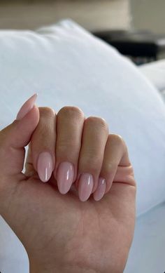 Nails Inspo Oval Shape, Basics Nails Ideas, Acrylic Nails Cool Designs, Pink Nails On Natural Nails, Sold Color Almond Nails, Nail Oval Ideas, Cute Simple Oval Nails, Neutral Pink Nails Almond, Almond Nails School