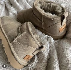 #uggs #bottes #hiver #winter #froid #chaussures Boots Winter Outfit, Fashion Inspo Instagram, Boots Ootd, Ugg Mini Boots, Nb Shoes, Dream Shoe, Mini Boots