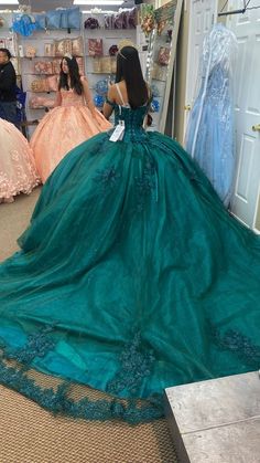 Ball Gown With Train, Green Quinceanera Dresses, Sweet 16 Dress, Quinceñera Dresses, Quince Dresses Mexican, Quince Dresses Red, Quince Dresses Pink