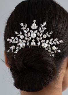 A finishing touch with exceptional presence, the Delilah Comb has a symmetrical shape and stature inspired by antique hair ornamentation, with a timeless appeal firmly rooted in modernity. Made by hand in New York, its faceted crystals and pearl details form a spray of foliage. The flexible comb makes for secure placement, regardless of how it is situated in the hairstyle. Bow Veils, Antique Hair Combs, Makeup Images, Wedding Hair Jewelry, Luxury Hair Accessories, Pearl Hair Combs, Julia Berolzheimer, Rhinestone Hair Comb, Pearl Details