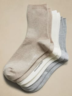 This luxurious sock blends together beautiful silk with breathable cotton to make everyday feel more indulgent.  Set of 3.  Hits above the ankle.