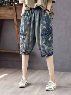 SPECIFICATIONS Summer Fashion Printed Jeans Chinese Womens Casual Loose Striped Denim Pants Ladies Floral Vintage Harem Trousers Brand Name: Max LuLu Material: COTTON Material: microfiber Elasticity: Non Strech Fabric Type: Softener Length: Calf-Length Pants Fit Type: LOOSE Style: Casual Decoration: Pockets Decoration: Cuffs Decoration: vintage Origin: Mainland China CN: Shanghai Jeans Style: Harem Pants Waist Type: MID Model Number: 124-1195 Release Date: Summer 2023 Thickness: Regular Item Typ Relaxed Fit Patchwork Jeans For Summer, Summer Denim Pants With Patchwork, Summer Denim Patchwork Pants, Summer Patchwork Relaxed Fit Jeans, Summer Patchwork Denim Pants, Casual Patchwork Tapered Leg Jeans, Non-stretch Denim Cropped Jeans With Pockets, Casual Tapered Leg Patchwork Jeans, High Waist Cropped Jeans With Pockets For Summer