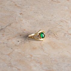 Immerse yourself in the playful elegance and unique design of our handmade boho ring with green onyx in a golden look. This exquisite piece of jewelry combines the vibrant beauty of a green onyx with a noble brass setting. Each ring is made with the utmost care to ensure the highest quality and a distinctive look. Our boho ring with green onyx is not just an accessory, but an expression of style and individuality in a boho and vintage look. The playful design makes this ring a real eye-catcher t Ringe Gold, Knuckle Rings, Boho Ring, Green Onyx, Handmade Boho, Boho Rings, Playful Design, Rings Statement, Statement Rings