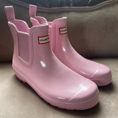 Hi! This Is A New Never Worn Pair Of Hunter Rain Boots Size 10 Fits True To Size And Is The Beautiful Color Light Pink. Pink Waterproof Rain Boots, Pink Hunter Boots Outfit, Hunter Short Rain Boots, Pink Hunter Boots, Hunter Short, Hunter Boots Outfit, Life In Pink, Fall Winter Shoes, Christmas Lists