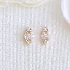 Boucles d'oreilles mignonnes en forme de diamant en or rose et zircon cubique pour demoiselles d'honneur
Achetez de petites et mignonnes boucles d'oreilles en forme de diamant en plaqué or rose sont ravissantes pour les mariées, les demoiselles d'honneur, les femmes et les filles qui cherchent à ajouter du style et du bling à leur tenue. Ces goujons Les boucles d'oreilles sont créées avec de la marquise et de minuscules zircons cubiques ronds pour lui donner une belle forme de diamant. Une simpl Gold Marquise Diamond Earrings For Wedding, Dainty White Diamond Earrings For Wedding, Marquise Cubic Zirconia Bridal Earrings, Marquise Cubic Zirconia Earrings For Wedding, Marquise Cubic Zirconia Diamond Earrings For Wedding, Dainty Cubic Zirconia Cluster Earrings For Wedding, Cubic Zirconia Marquise Bridal Earrings Gift, White Marquise Cluster Earrings For Wedding, Marquise Cubic Zirconia Bridal Earrings As Gift