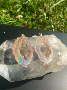 These gold holographic color shifting earrings are absolutely stunning. They are a transparent gold at a certain angle and then as soon as they shift they show a beautiful gold sparkly rainbow. They are lightweight and won't bother your ears compared to regular heavy stone *Last photo is a different color but shows the clip on option Matching necklace available, link below https://www.etsy.com/listing/856577326/holographic-geode-pendant-made-with?ref=listings_manager_grid Please note the color i Clear Pierced Jewelry For Party, Gold Pierced Resin Jewelry, Unique Iridescent Earrings, Unique Iridescent Pierced Earrings, Gold Resin Drop Earrings, Iridescent Dangle Crystal Earrings For Pierced Ears, Iridescent Drop Earrings For Jewelry Making, Iridescent Drop Earrings With Matching Jewelry, Iridescent Drop Earrings Jewelry Set