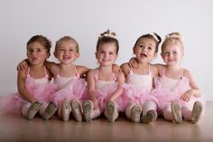 small dancers Ballerina Photography, Baby Ballet, Dance Pics, Baby Ballerina, Ballet Kids