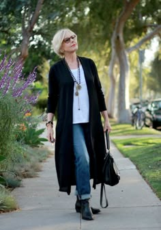 Fall Outfits For Women Over 50, Mode Ab 50, Over 40 Outfits, Stylish Outfits For Women Over 50, Interview Style, Older Women Fashion, Fashion For Women Over 40, Ageless Style, Boyfriend Jean