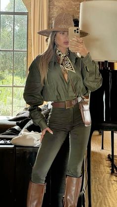 Safari Inspired Outfit, Mode Style Anglais, Safari Outfit Women, Gq Usa, Rome Outfits, Country Chic Outfits, Safari Look, Outfit Vaquero, Safari Outfit