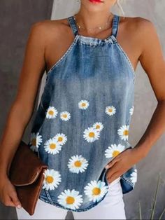 Återvinna Jeans, Denim Tank Top, Cold Shoulder Shirt, Denim Tank, Denim Flowers, Denim Ideas, Halter Tank Top, Shoulder Shirts, Refashion Clothes