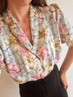 Vintage colourful floral blouse - Label: Felicia - TAG SIZE: 52 - Fabric information: 100% polyester. Estimated to fit L-XL-2XL-3XL based on your desired fit. Measurements (laying flat): - Length: 21.3" (54 cm) - Armpit to armpit: 22.8" (58 cm) Good vintage condition! Vintage Patterned Short Sleeve Blouse, Vintage Short Sleeve Printed Blouse, Chic Multicolor Print Short Sleeve Blouse, Retro Short Sleeve Printed Blouse, Vintage Hawaiian Shirt With Floral Print And Short Sleeves, Spring Multicolor Printed Hawaiian Shirt, Multicolor Printed Hawaiian Shirt For Spring, Retro Short Sleeve Hawaiian Shirt With Floral Print, Feminine Floral Print Short Sleeve Top